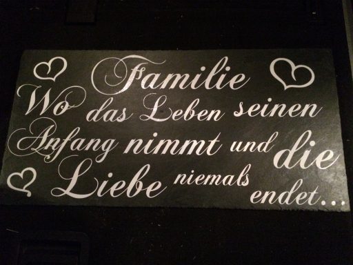 Text auf einer Tafel: "Familie, wo das Leben beginnt und die Liebe niemals endet."