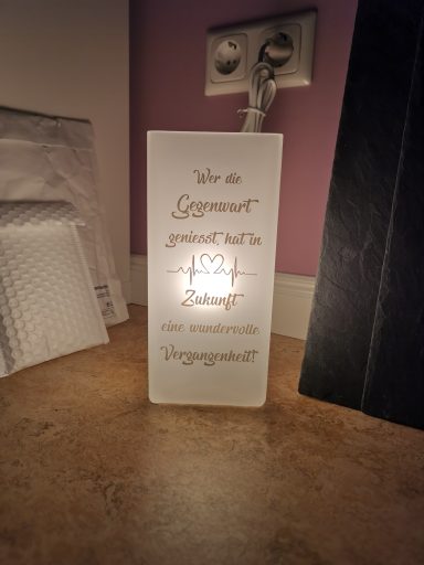 Durchsichtige Lampe mit der Aufschrift „Wie du geworden bist, wächst du“.