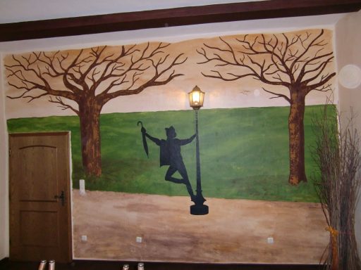 Wandmalerei mit Bäumen, einer Laterne und einer tanzenden Figur auf einem Weg.