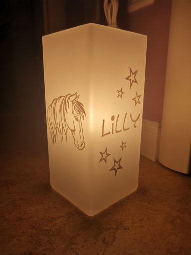 Tischlampe mit einem einhornartigen Design und dem Namen "LILLY" sowie Sternen.