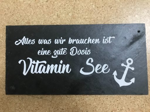 Schild mit dem Spruch: "Alles was wir brauchen, ist eine gute Dosis Vitamin See."