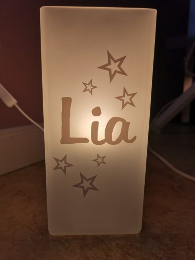 Leuchtende Lampe mit dem Namen "Lia" und Sternen umgeben.