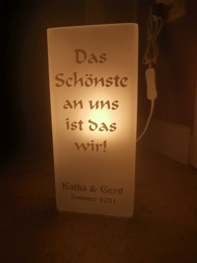 Leuchtender Block mit dem Text: "Das Schönste an uns sind wir!" in dekorativer Schrift.