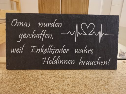 Schild mit Text: "Ommas würden geschaffen, weil Enkelkinder wahre Heldinnen brauchen!"