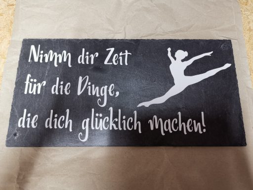 Schild mit der Aufschrift: "Nimm dir Zeit für die Dinge, die dich glücklich machen!"
