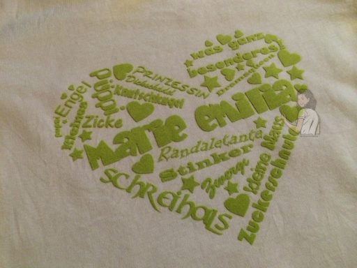 Grünes Herzdesign mit Namen und Begriffen zum Thema Liebe und Freundschaft.
