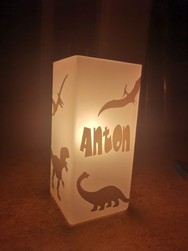 Leuchte mit dem Namen "Anton" und Dinosauriermotiven.